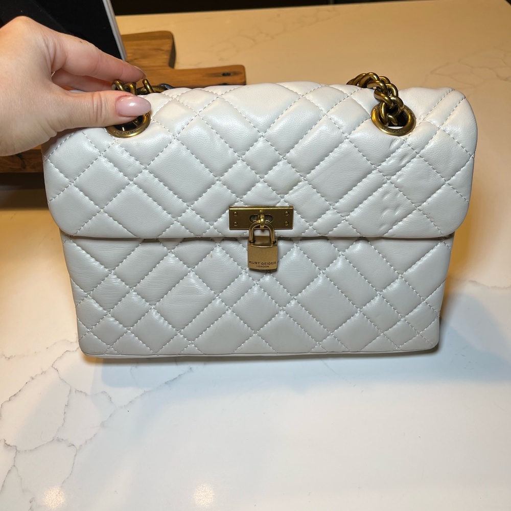 White quilt large bag with gold chain and details